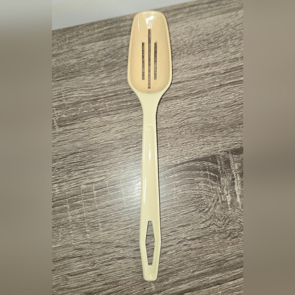 Vintage King Kraft Slotted Serving Spoon Beige Almond Plastic SEE DESCRIPTION.